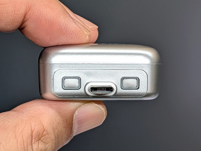 正面から見たところ。デバイスを押し出すためのバーがUSB Type-Cコネクタの左右にある