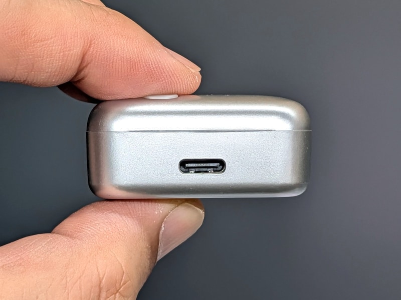 反対側にはUSB Type-Cケーブルを接続するためのポートがある