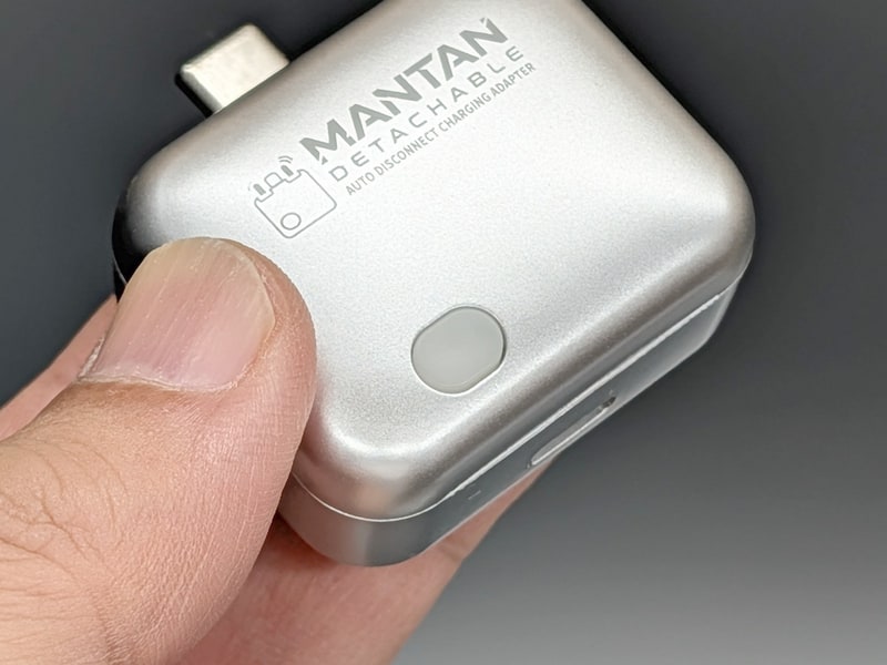 上面のプッシュボタン。通電時に点灯し、押すたびに白と青の2つのモードが切り替わる