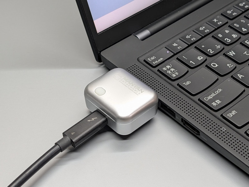 ThinkPad X1 Carbon Gen9で試してみたが、充電が完了してもイジェクトされることはなく、この状態のままだった