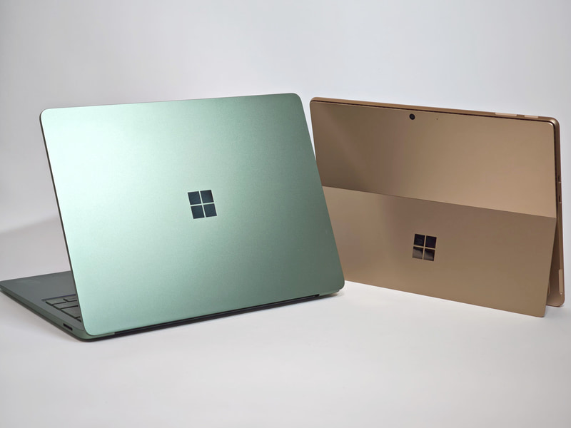 左が新色ジェイド(グリーン系)を採用したSurface Laptop, 13.8 インチ (第 8世代)、右が新色デューン(オフホワイト/クリーム)を採用したSurface Pro, 13 インチ (第12世代)、どちらも鮮やかな色合いだが、シックな色合いでもある