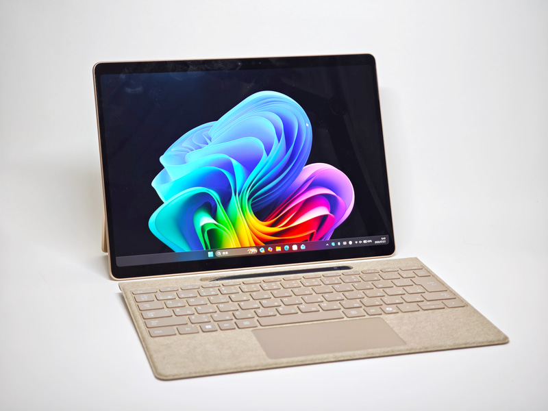 新色デューンを採用したSurface Pro。キーボード「Surface Pro 13 インチ フレックス キーボード スリム ペン付き - デューン」は別売オプション