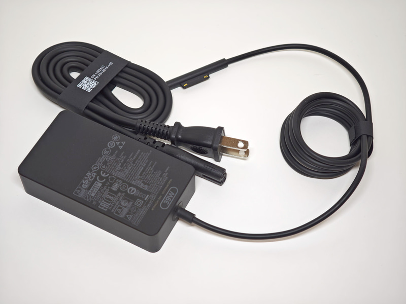 今やほとんどのPCがUSB Type-CのACアダプタへ移行する中、Surfaceシリーズはほとんど唯一のオリジナルコネクタのACアダプタが付属する製品かもしれない……なお、市販のUSB Type-CのACアダプタも利用可能
