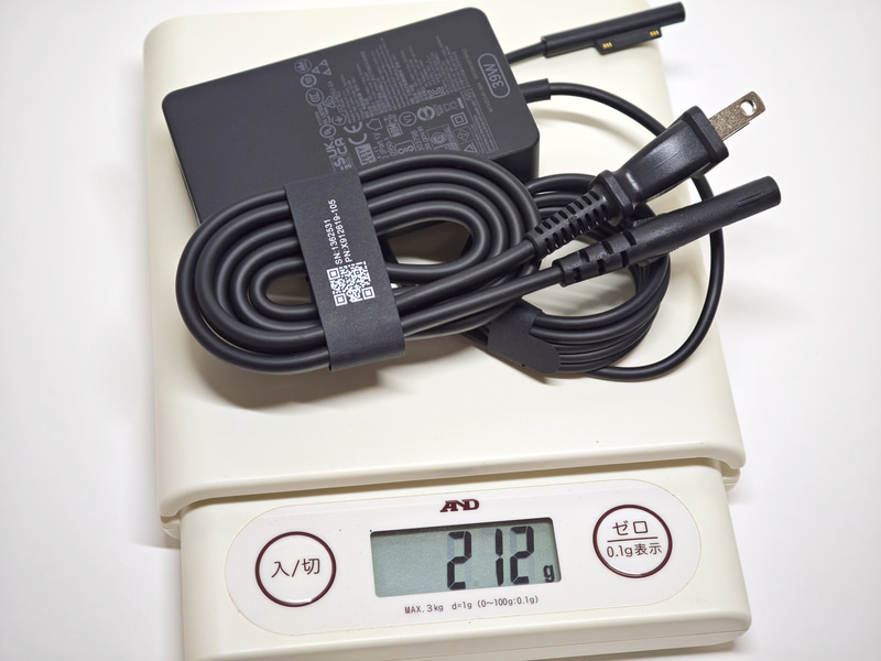 今やほとんどのPCがUSB Type-CのACアダプタへ移行する中、Surfaceシリーズはほとんど唯一のオリジナルコネクタのACアダプタが付属する製品かもしれない……なお、市販のUSB Type-CのACアダプタも利用可能