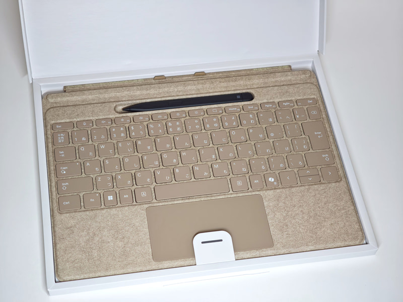 Surface Pro 13 インチ フレックス キーボード スリム ペン付き - デューン