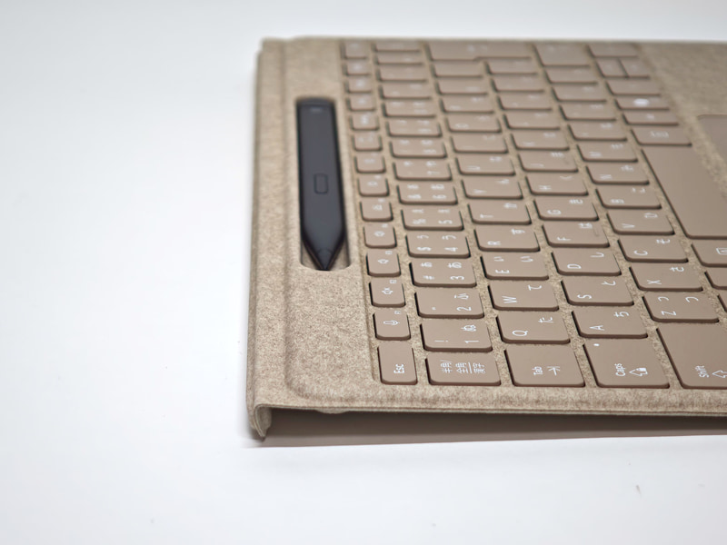キーボードの裏面は折り曲げてスタンドとして利用可能。この場合、キーボードは内蔵のバッテリで動作し、Bluetoothで本体と接続される