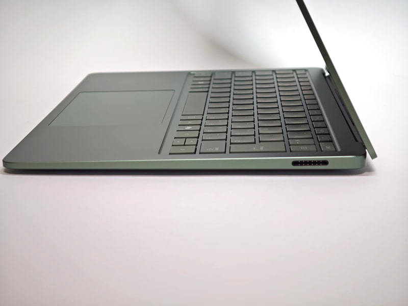 本体左面にオーディオジャック、USB、USB4、本体右面にSurface Connect端子という構造は同じ