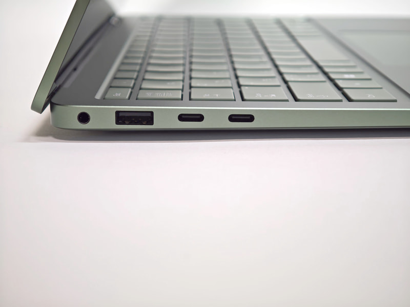 本体左面にオーディオジャック、USB、USB4、本体右面にSurface Connect端子という構造は同じ