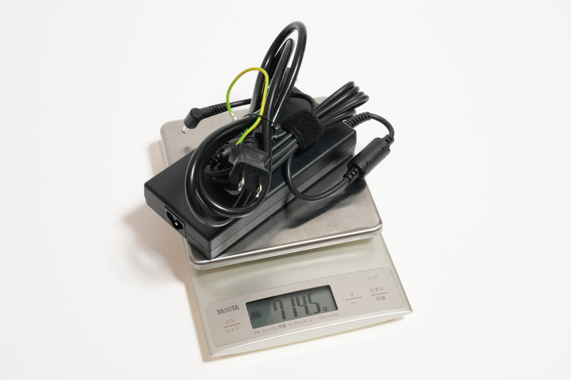 ACアダプタと電源ケーブルを合わせた重量は実測714.5g