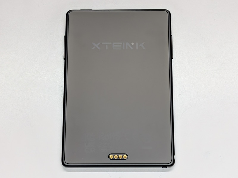 本体背面。スマホではないのでカメラやスピーカー類はない。下部にはポゴピンがある