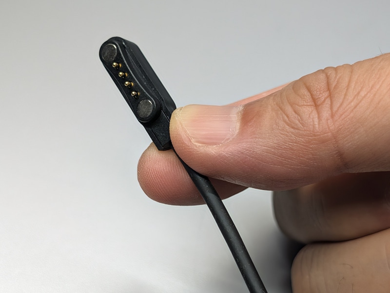 付属のUSBケーブルは磁力で吸着する専用品。見かけによらずデータ通信にも対応する