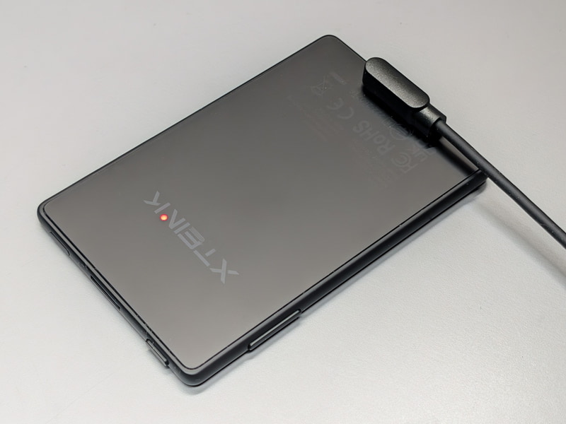 充電は専用ケーブルを背面のポゴピンに吸着させて行なう