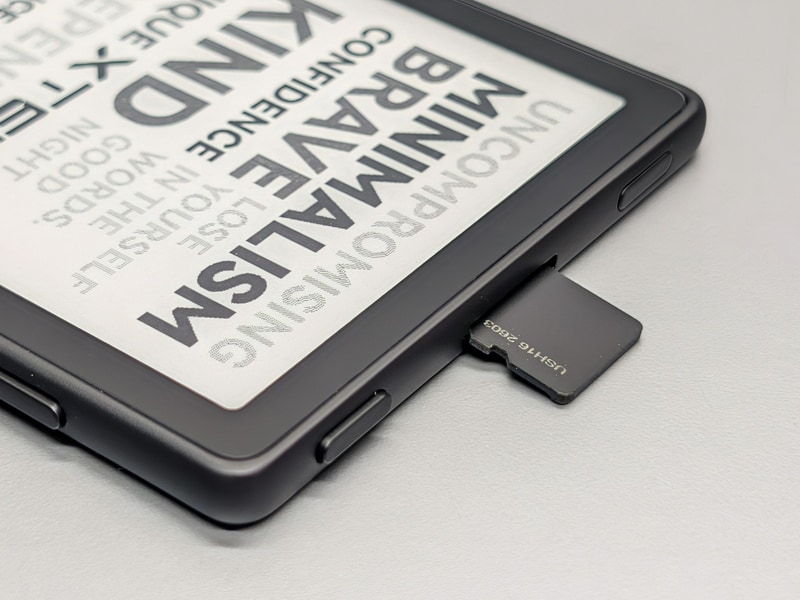 microSDカードに対応。同梱されているのは16GBで、256GBまでサポートされる