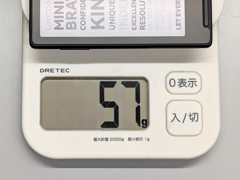 重量は実測57g。スマホの3分の1～4分の1の軽さだ