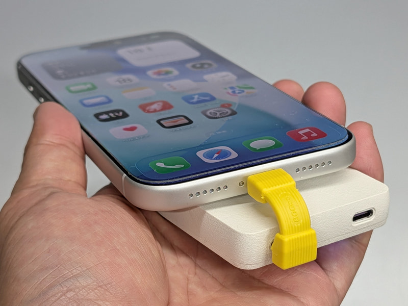 モバイルバッテリとスマホを接続したところ。ケーブルが余らずスッキリ接続できる