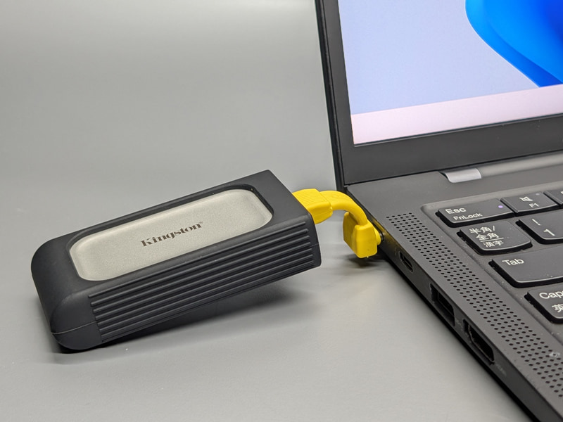 本製品を用いてポータブルSSDをノートPCに接続したところ。最大80Gbps対応ゆえ転送時にボトルネックにならない
