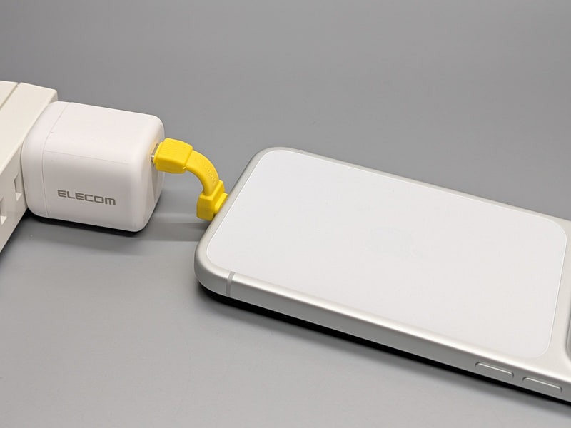 本製品を用いてスマホと充電器を接続したところ。このほか映像信号の伝送にも対応する