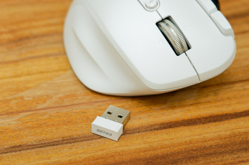 2.4GHzワイヤレス接続用のUSBドングル。スリープからの復帰速度重視ならこちら