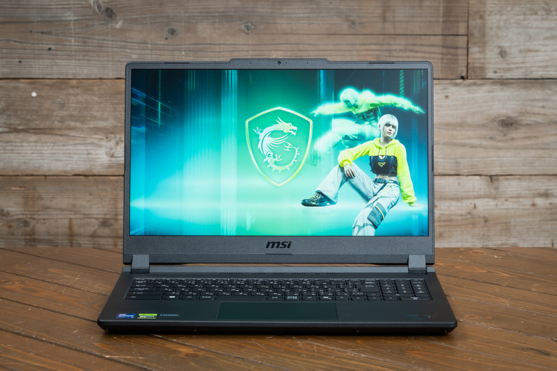 ディスプレイは15.6型フルHD(1,920×1,080ドット)の非光沢液晶パネルが採用されている