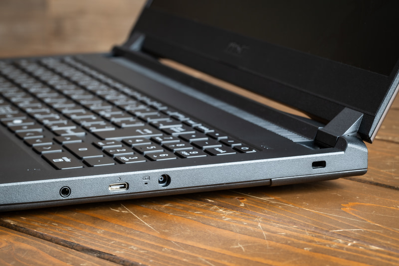 右側面には3.5mmオーディオコンボジャックやUSB 3.2 Gen 2 Type-C、専用電源入力とケンジントンロック用の孔を備える