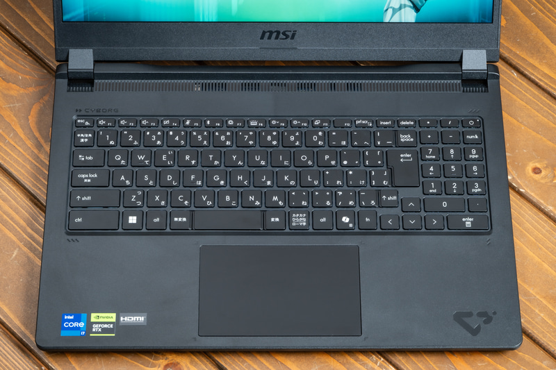 キーボードはテンキー付きの日本語キーボードを搭載する