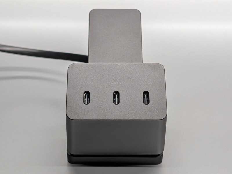 USB Type-C×3ポートを搭載。ちなみに1つをUSB Type-Aに換装したバリエーションもある