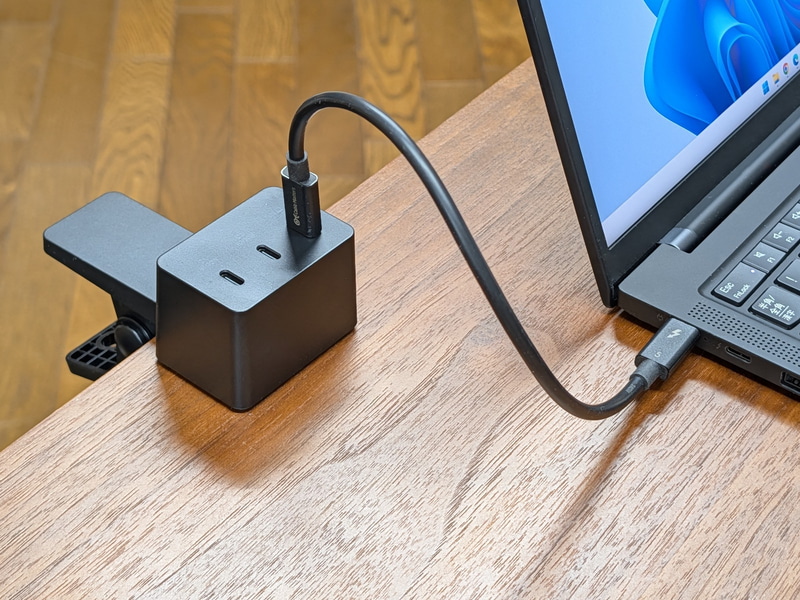使用例。メーカーサイトでは「充電器を常設できないダイニングテーブルなどでテレワークや宿題をする際に」という使い方が挙げられている