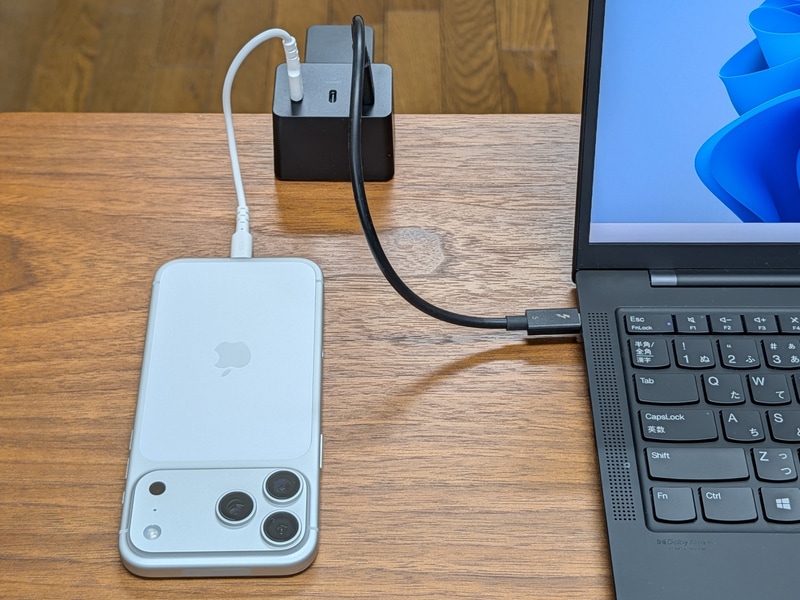 スマホとの同時充電などにも便利に使える。なお3ポート利用時は45W/10W/10Wという配分になるようだ