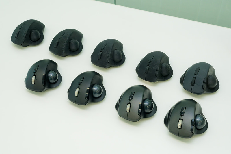 初期の3Dプリント版から完成品までの歴代のモックアップ(左奥が初代、右手前側が製品版に近いもの)