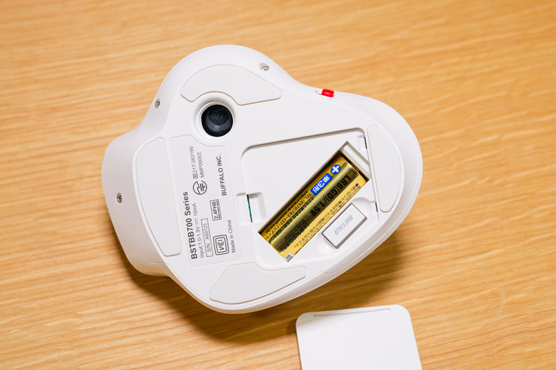 電源は単3形乾電池1本。脇にUSBドングルの収納場所もあるが、最初はパッケージの目立つところにドングルがセットされている