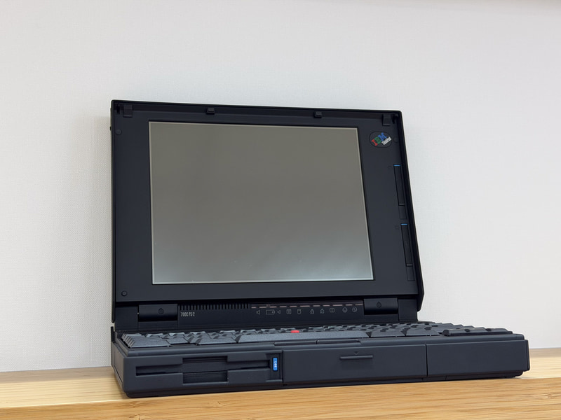 大和研究所の入り口に飾られているThinkPad 700C