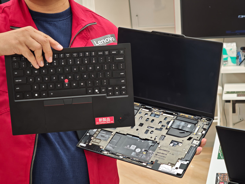 C面カバーのキーボードが簡単に取り外せるので、キーボード交換が容易に。グローバル企業でさまざまな国に拠点があるIT担当者にはうれしい設計