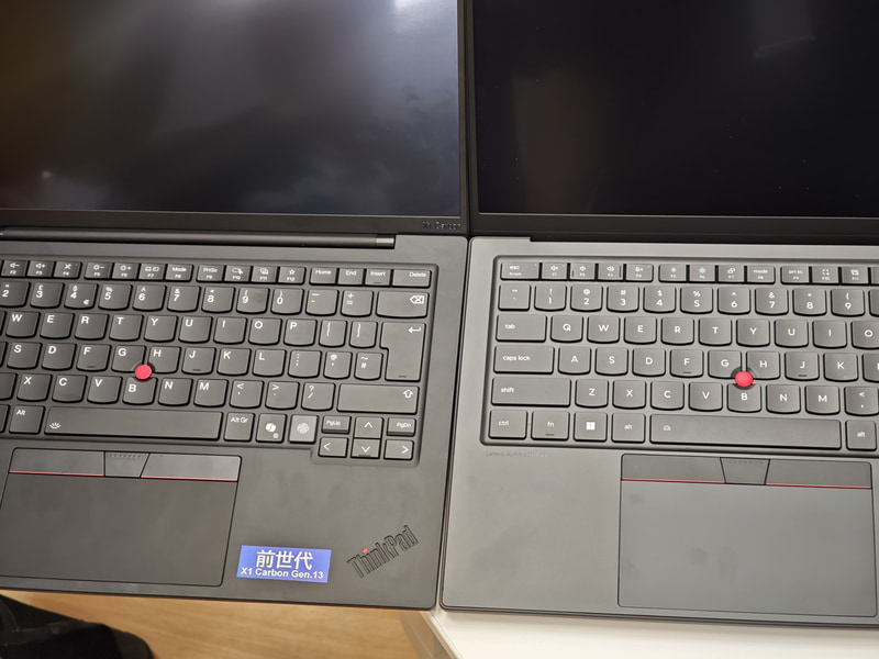 キーボードがディスプレイ側にオフセットしているため、新モデル(左)ではタッチパッドが全体的に大きくなっている