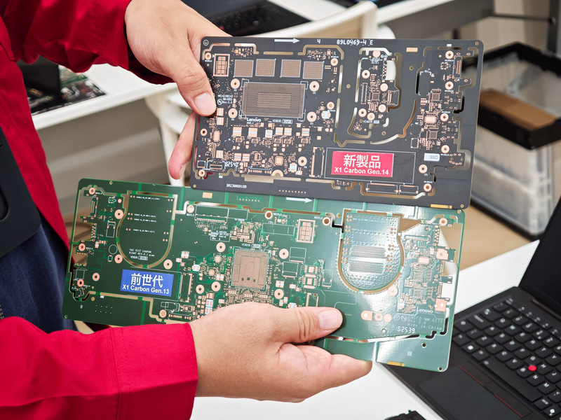 上が新モデル用のPCB、下は前モデルのPCB