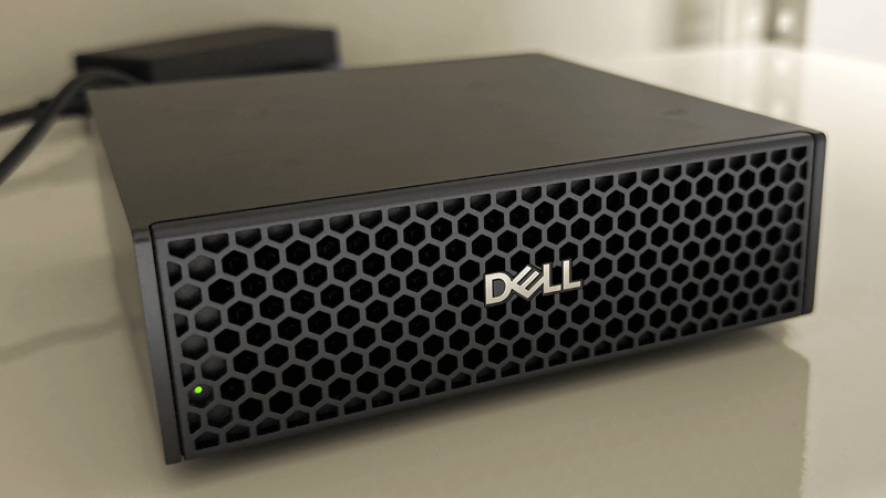 デル・テクノロジーズ「Dell Pro Max with GB10」。ハニカム状の前面パネルを備えた小型筐体で、社内では「小さめの弁当箱」と呼ばれていた