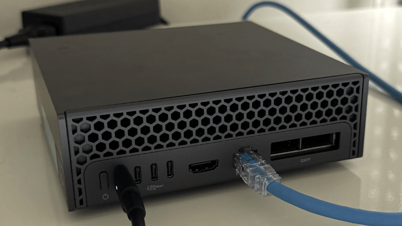 Dell Pro Max with GB10の前面ポート。USB Type-C 3基とHDMI、10GbEのRJ-45、QSFPを備え、電源供給もUSB Type-Cで行なう。USB Type-Aはない