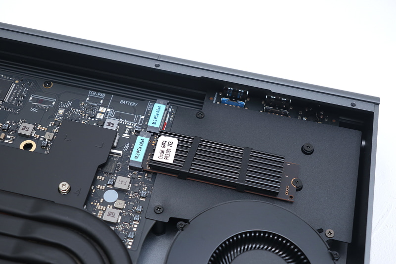 SSDスロットに1基空きがあり、ユーザーが増設できる