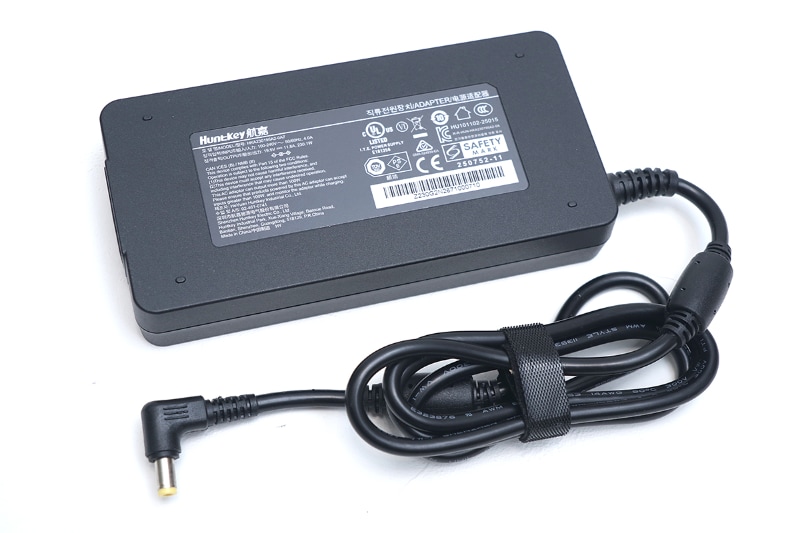 ACアダプタは19.5V/11.8Aの230.1Wタイプ