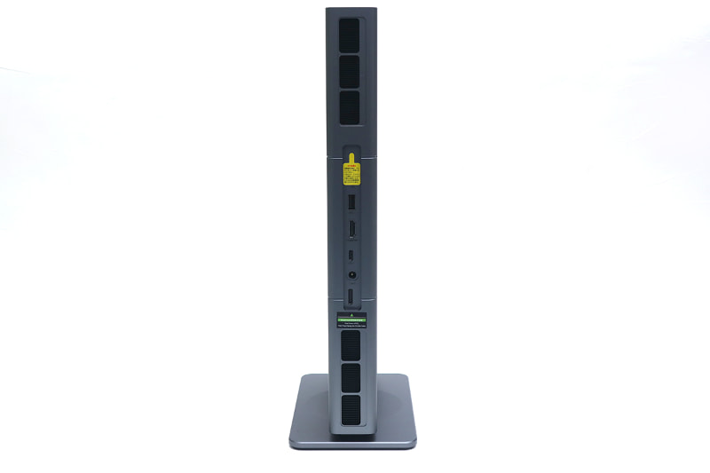 背面インターフェイスは上から2.5Gigabit Ethernet、USB 3.2 Gen 2、HDMI 2.1出力、USB4、DC入力、OCuLink。OCuLinkの接続は電源を落とす必要がある