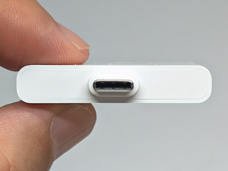上部にはデバイスに接続するためのUSB Type-Cコネクタを搭載する