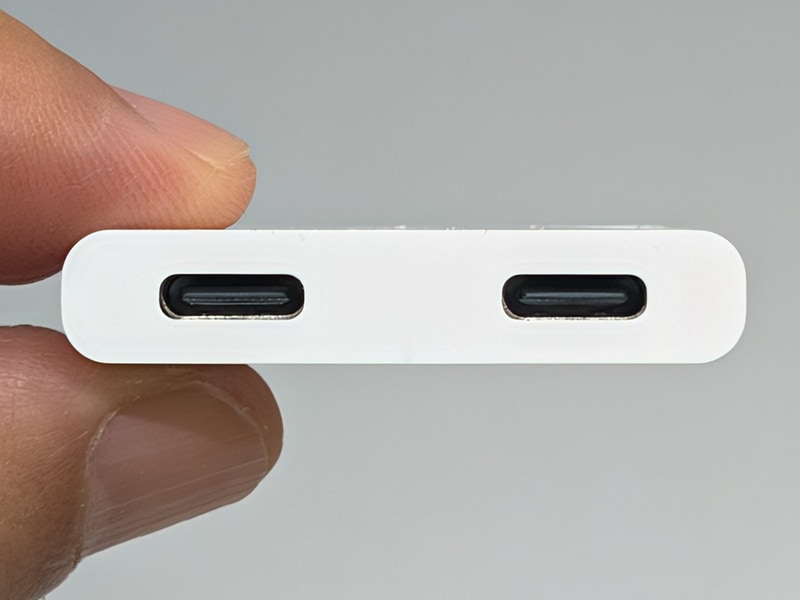 底部には2つのUSB Type-Cポートを搭載する。利用できる機能はポートごとに異なる