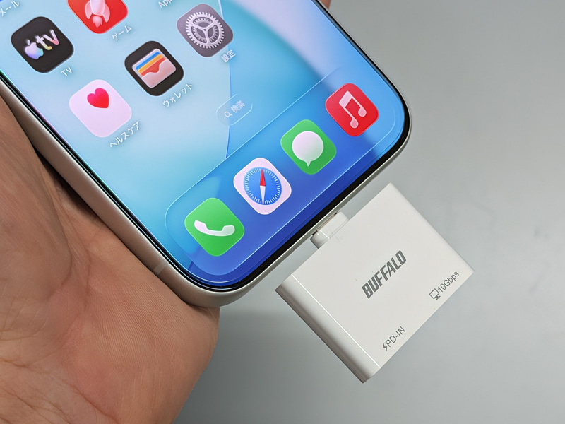 iPhone 17 Pro Maxに接続したところ。本体との隙間はやや広めだが、これはむしろメリットになる(後述)