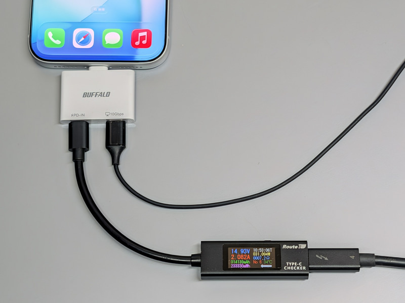 左側のポートは充電用。iPhone 17 Pro Maxでは直結時とほぼ同じ30W台での充電が行なえた