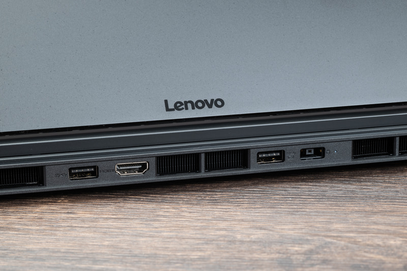 背面に電源コネクタ、USB 3.2 Gen 1 2基、HDMI