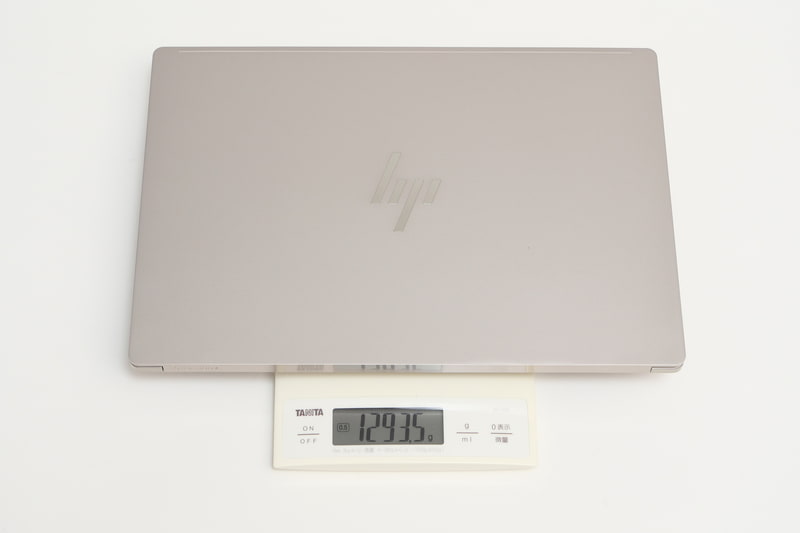 試用機の実測の重量は1293.5g。14型モバイルPCとして特別軽いわけではないが、従来モデルから約300gの軽量化を実現し、軽々持ち運べるようになった