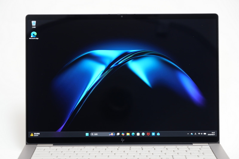 2,880×1,800ドット表示対応の14型有機ELを搭載。10点マルチタッチ対応タッチパネルも標準で搭載。表面ガラスにGorilla Glass 3を採用し強度を高めている