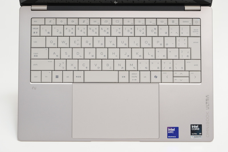 タイル状に近い日本語キーボードを搭載。標準でバックライトを搭載するため暗い場所で快適にタイピングできる
