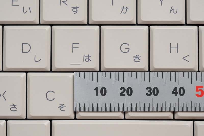 主要キーのキーピッチは、実測で横約18.8mm、縦約18.5mmとまずまず余裕がある。キートップは周囲が斜めに切り落とされており、隣のキーとの間隔は十分認識可能だ