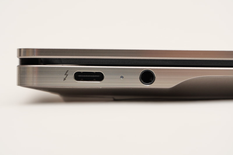 左側面にThunderbolt 4×1と3.5mmオーディオジャックを配置