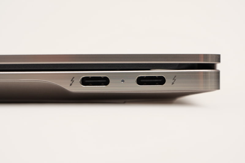 右側面にThunderbolt 4×2を配置